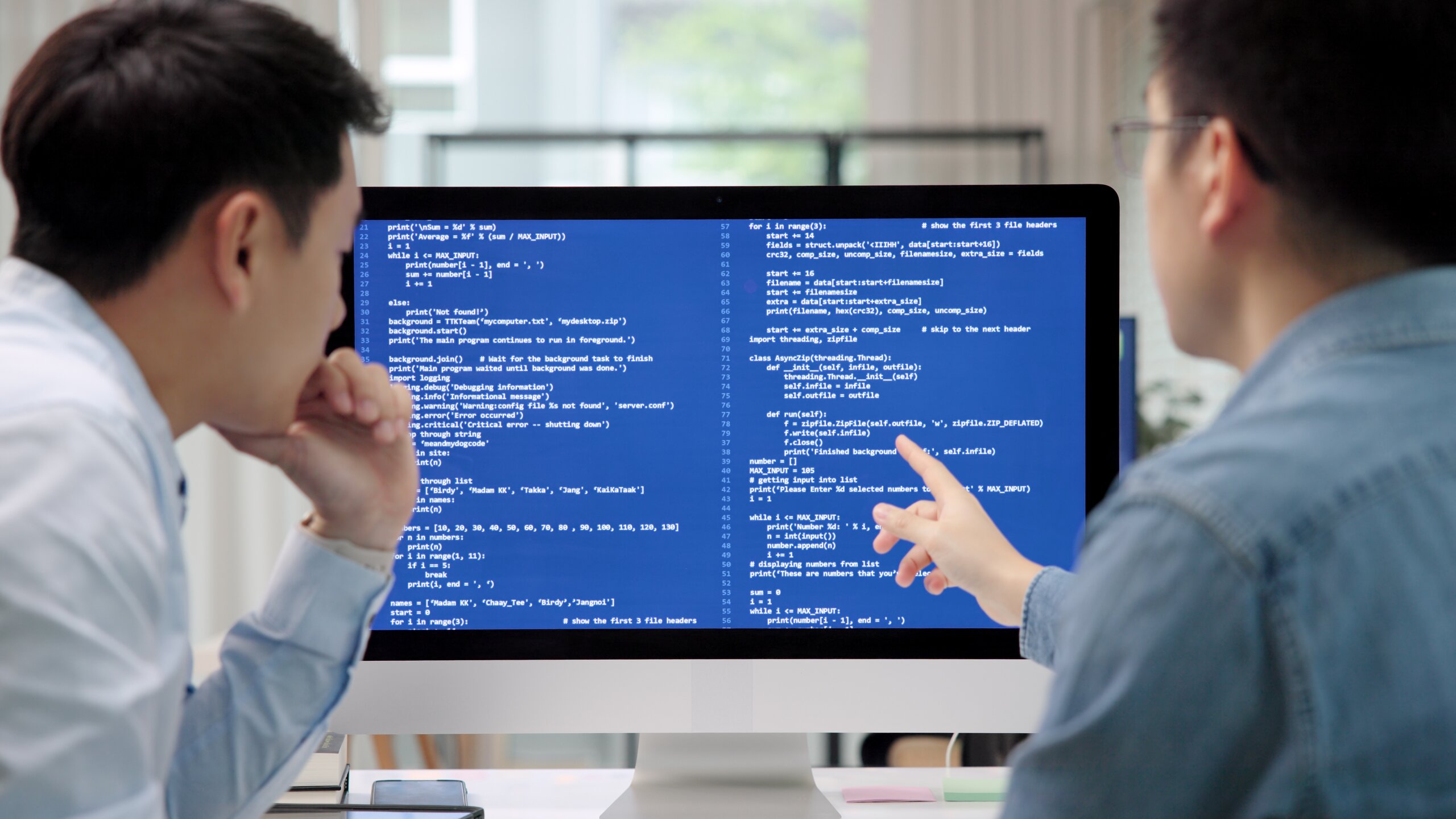 ノートPCを操作しながら現場で働くエンジニアの抽象イメージ